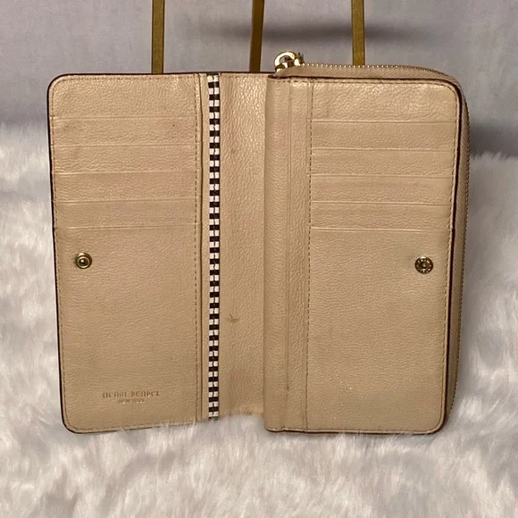 Henri Bendel Cream Leather Zip Around Wallet - Picture 3 of 13